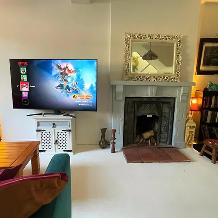 Cosy 2 Bed House 15-min Walk To * Waterford