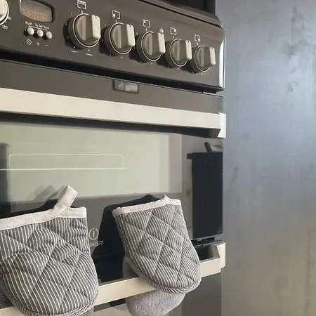 Cosy 2 Bed House 15-min Walk To *