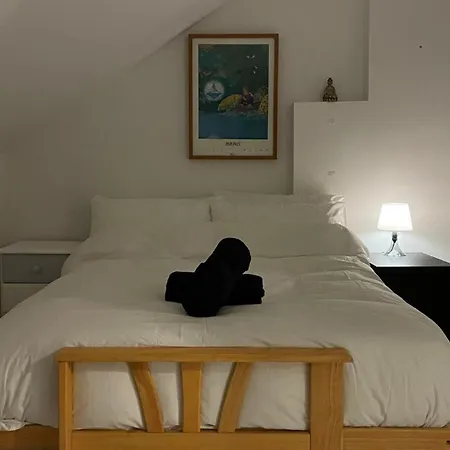 Cosy 2 Bed House 15-min Walk To